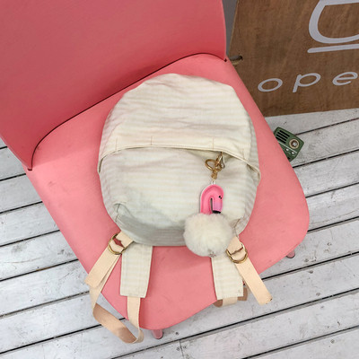 Μικρό γυναικείο σακίδιο σε στρογγυλό σχήμα και αξεσουάρ σε διάφορα χρώματα