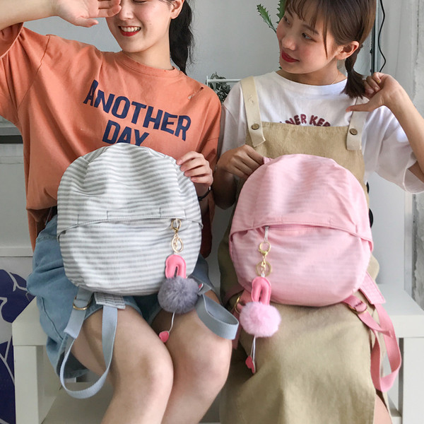 Μικρό γυναικείο σακίδιο σε στρογγυλό σχήμα και αξεσουάρ σε διάφορα χρώματα