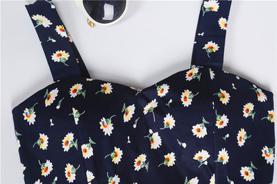 Къс дамски топ в различни флорални мотиви 