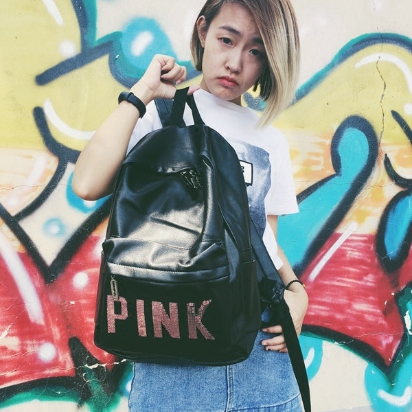 Γυναικείο σακίδιο σε γυαλιστερό μαύρο και γκρι χρώμα