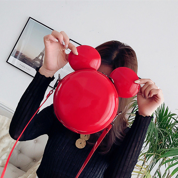 Γυναικεία τσάνταμε στοιχεία 3D και γυαλιστερή επιφάνια  σε μαύρο και κόκκινο χρώμα