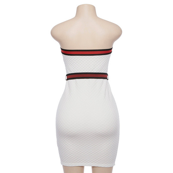 Σέξυ άσπρο φόρεμα χωρίς μανίκια με κόκκινο μπορντούρα και ζώνη
