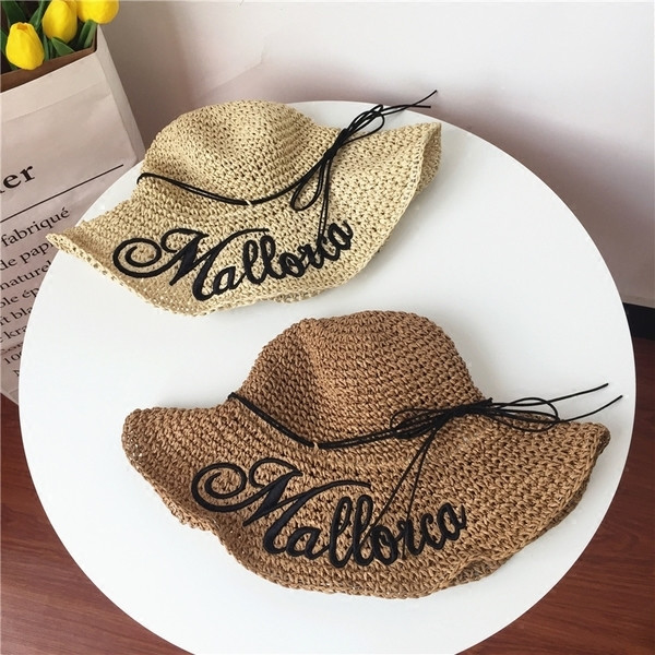 Γυναικείο καπέλο με περιμετρική και δίχρωμη επιγραφή