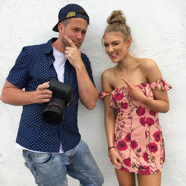 Μοντέρνο γυναικείο φόρεμα με πεσμένα μανίκια με floral μοτίβα