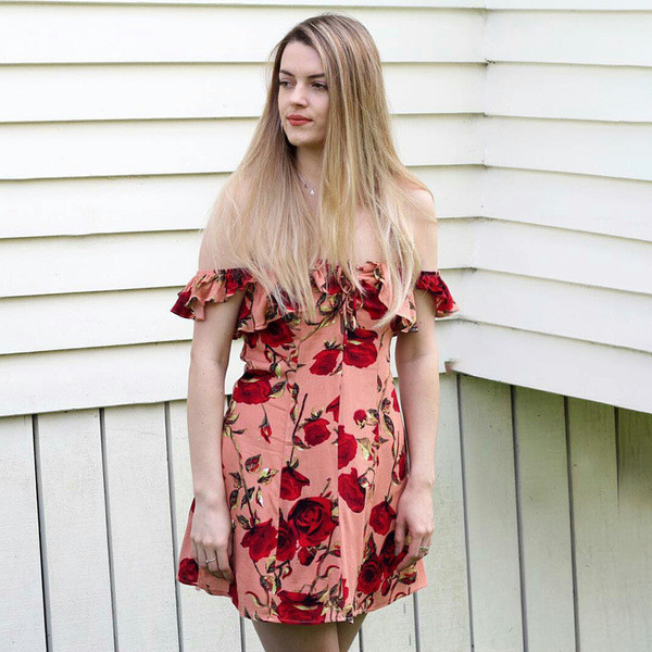 Μοντέρνο γυναικείο φόρεμα με πεσμένα μανίκια με floral μοτίβα