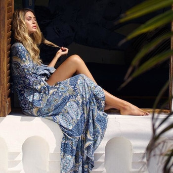 Μοντέρνο γυναικείο μακρύ φόρεμα με σχισμή και λαιμόκοψη σε σχήμα V