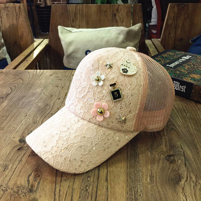 Γυναικείο καπέλο από δαντέλα με πούλιες και διακόσμηση σε τρία χρώματα