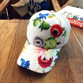 Γυναικείο καπέλο με floral μοτίβα σε λευκό και ροζ χρώμα