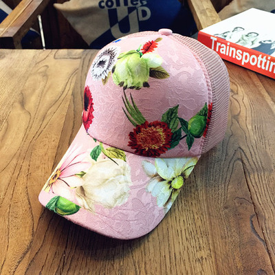 Γυναικείο καπέλο με floral μοτίβα σε λευκό και ροζ χρώμα