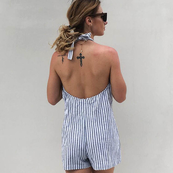 Καθημερινή κοντή ολόσωμη φόρμα  με ντεκολτέ σε σχήμα V και ανοιχτή πλάτη 