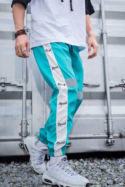 Ανδρική αθλητική φόρμα σε διάφορα χρώματα