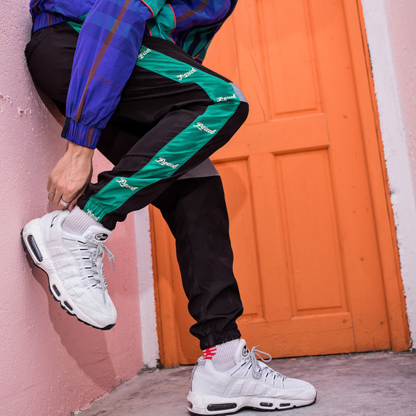 Ανδρική αθλητική φόρμα σε διάφορα χρώματα