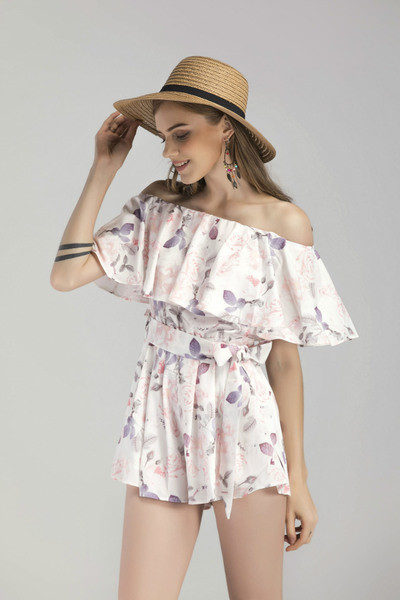 Csupasz vállú, virágmintás női overall