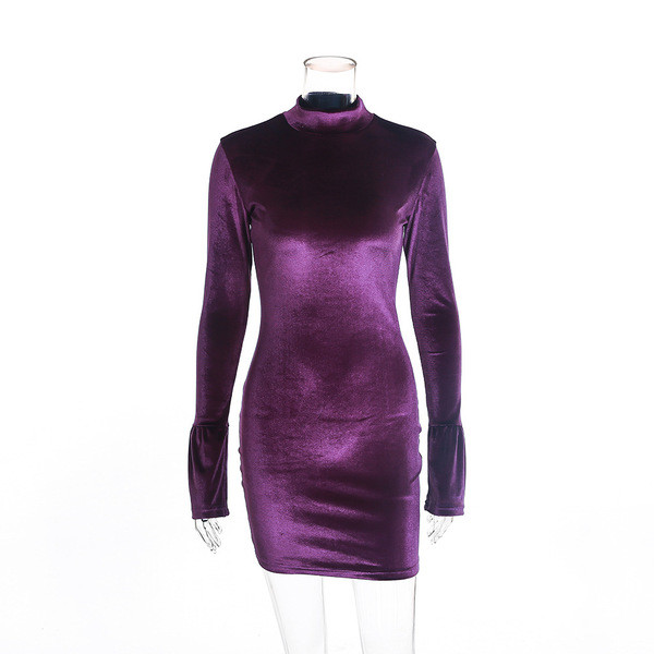 Σύντομο γυναικείο φόρεμα με μακριά μανίκια