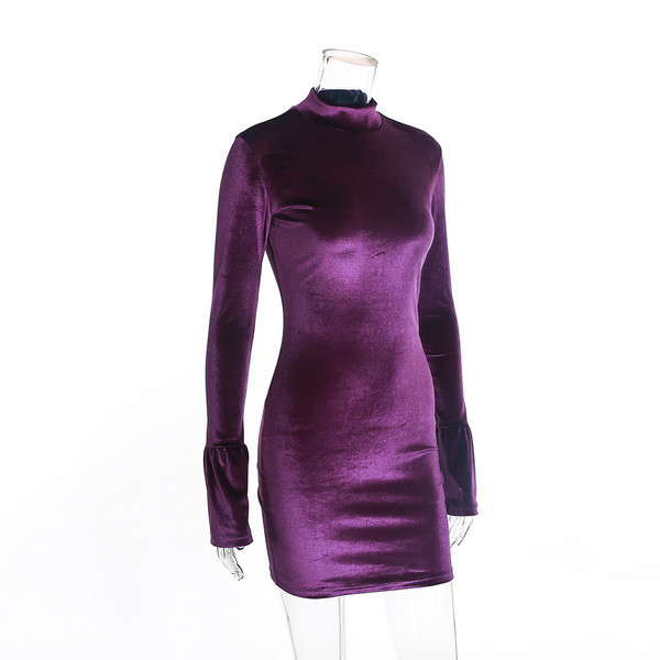 Σύντομο γυναικείο φόρεμα με μακριά μανίκια