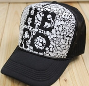 Pălărie casual de damă cu vizor și inscripție în negru