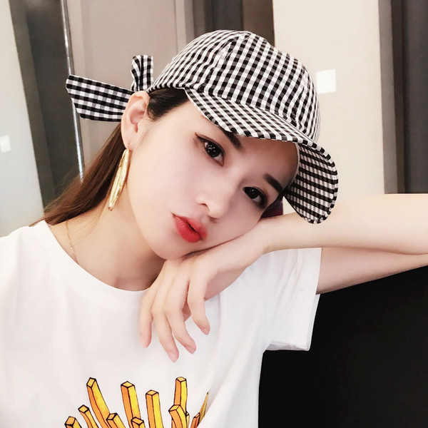 Kockás női sapka napellenzővel, két színben