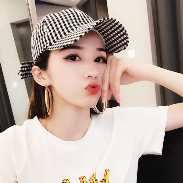 Kockás női sapka napellenzővel, két színben