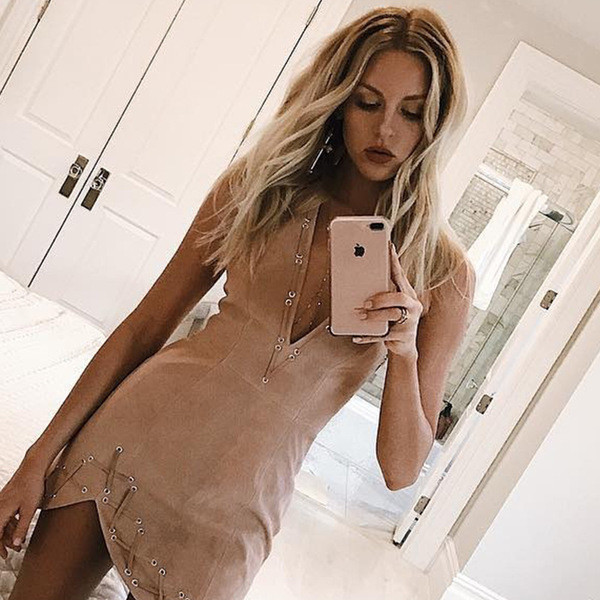 Κομψό κοντό γυναικείο φόρεμα με  διακόσμηση σχήματος V με κοντό μανίκι