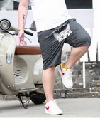 Ανδρικά σορτς σε ανοιχτό χρώμα με ζωική εκτύπωση