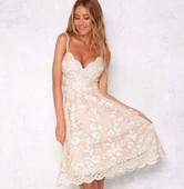 Μοντέρνο γυναικείο φόρεμα με ντεκολτέ σε σχήμα V με φυτικά μοτίβα