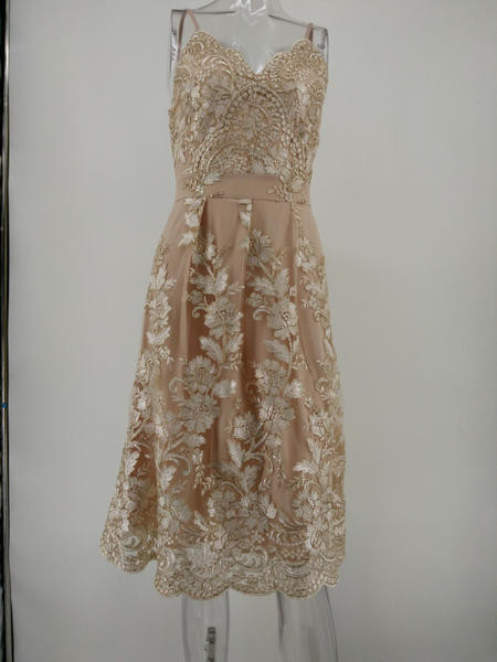 Μοντέρνο γυναικείο φόρεμα με ντεκολτέ σε σχήμα V με φυτικά μοτίβα