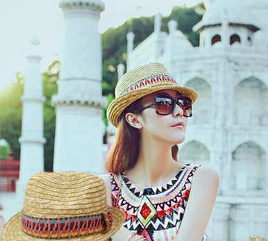 Дамска шапка с цветна декорация подходяща за плаж