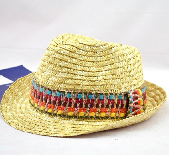 Palarie de dama cu decor colorat potrivita pentru plaja