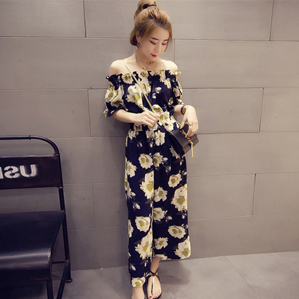 Καθημερινές κυρίες με γυμνούς ώμους και floral μοτίβα