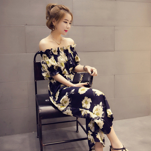 Καθημερινές κυρίες με γυμνούς ώμους και floral μοτίβα