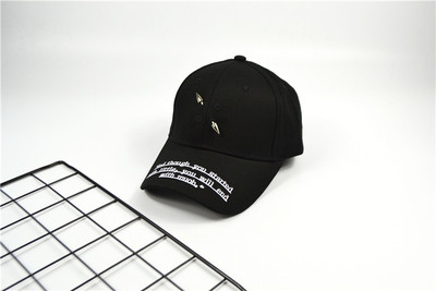 Καπέλο με επιγραφή και μεταλλική διακόσμηση σε τρία χρώματα κατάλληλα για άνδρες και γυναίκες