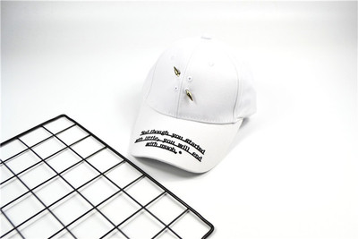 Καπέλο με επιγραφή και μεταλλική διακόσμηση σε τρία χρώματα κατάλληλα για άνδρες και γυναίκες