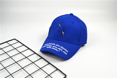 Καπέλο με επιγραφή και μεταλλική διακόσμηση σε τρία χρώματα κατάλληλα για άνδρες και γυναίκες