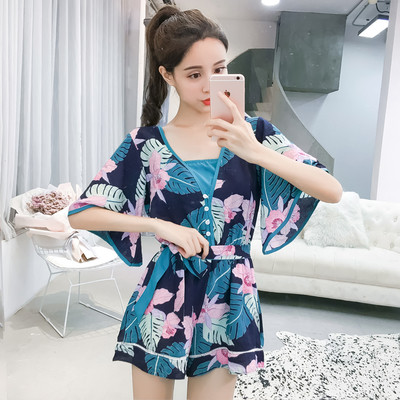 Κομψές γυναικείες φόρμες με βαθύ λαιμό και floral μοτίβα