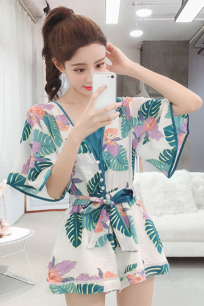 Κομψές γυναικείες φόρμες με βαθύ λαιμό και floral μοτίβα