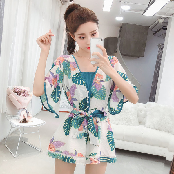 Κομψές γυναικείες φόρμες με βαθύ λαιμό και floral μοτίβα