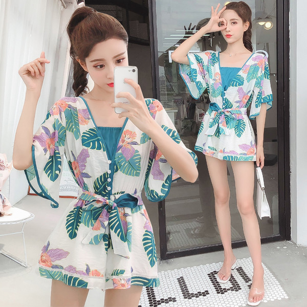 Κομψές γυναικείες φόρμες με βαθύ λαιμό και floral μοτίβα