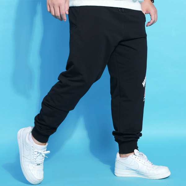 Ανδρική σπορ-casual  φόρμα σε μαύρο χρώμα με πολύχρωμη πλευρική εκτύπωση