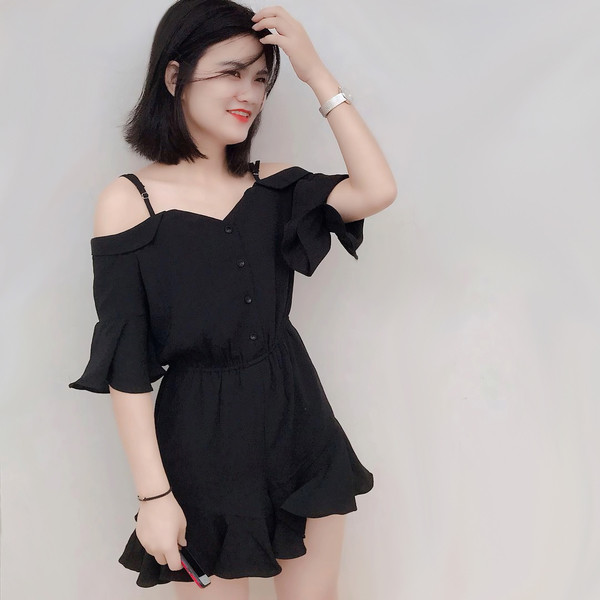 Κομψές γυναικείες φόρμες με κοντό μανίκι και κουμπιά κατάλληλα για τη  καθημερινή ζωή