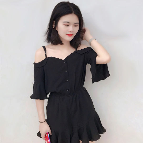 Κομψές γυναικείες φόρμες με κοντό μανίκι και κουμπιά κατάλληλα για τη  καθημερινή ζωή