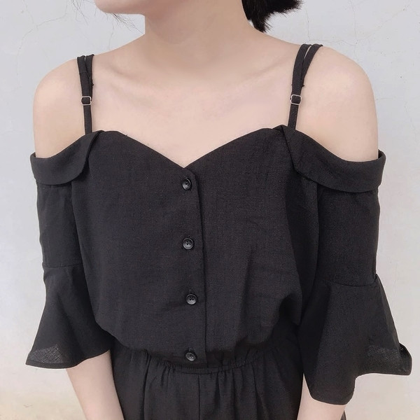 Κομψές γυναικείες φόρμες με κοντό μανίκι και κουμπιά κατάλληλα για τη  καθημερινή ζωή