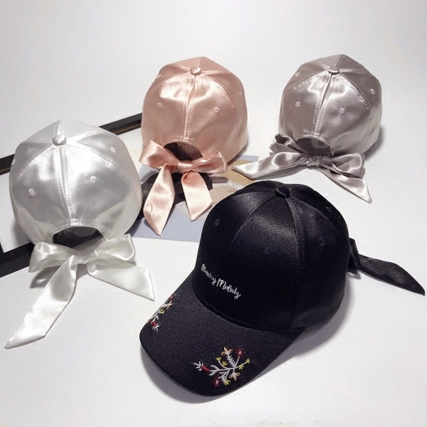Női szatén sapka felirattal és hímzéssel, négy színben