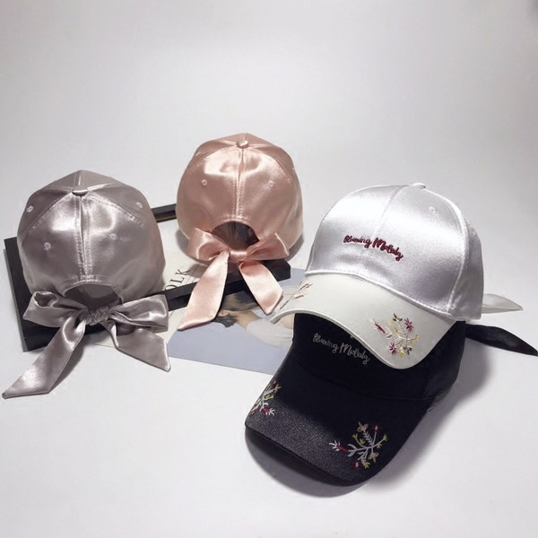 Női szatén sapka felirattal és hímzéssel, négy színben