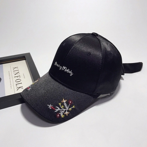 Női szatén sapka felirattal és hímzéssel, négy színben