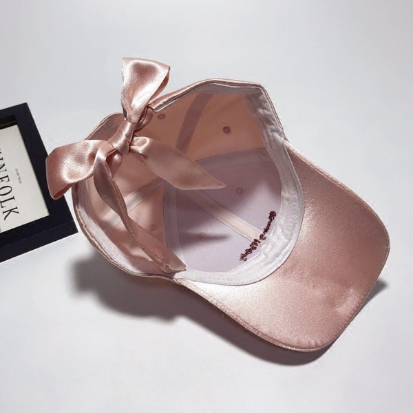 Női szatén sapka felirattal és hímzéssel, négy színben