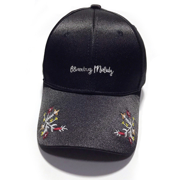 Női szatén sapka felirattal és hímzéssel, négy színben