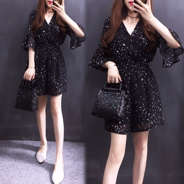 Κομψές γυναικείες φόρμες  με κοντό μανίκι με 3/4 και ντεκολτέ σε σχήμα V