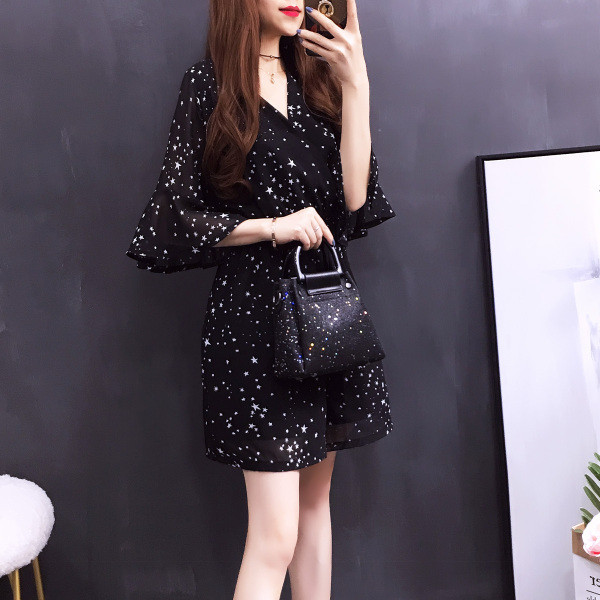 Κομψές γυναικείες φόρμες  με κοντό μανίκι με 3/4 και ντεκολτέ σε σχήμα V