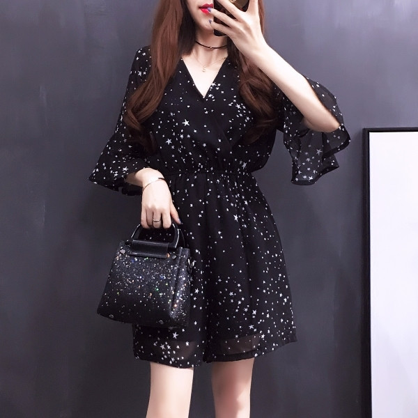 Κομψές γυναικείες φόρμες  με κοντό μανίκι με 3/4 και ντεκολτέ σε σχήμα V