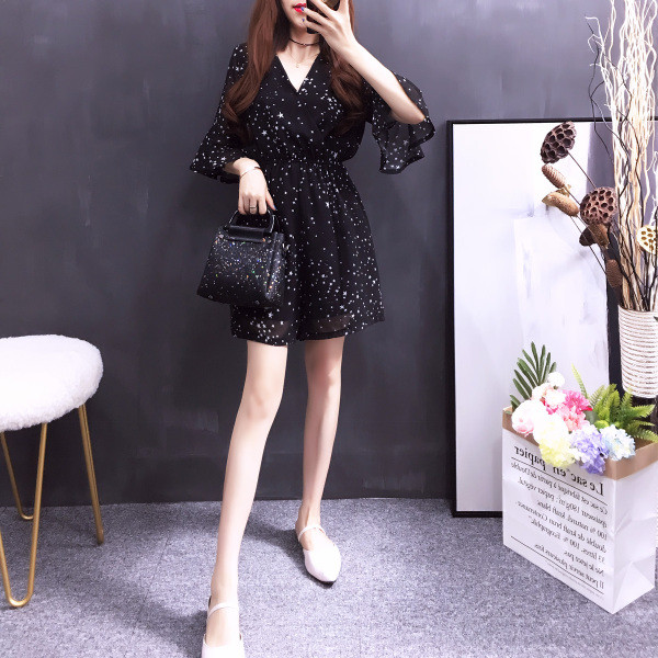 Κομψές γυναικείες φόρμες  με κοντό μανίκι με 3/4 και ντεκολτέ σε σχήμα V